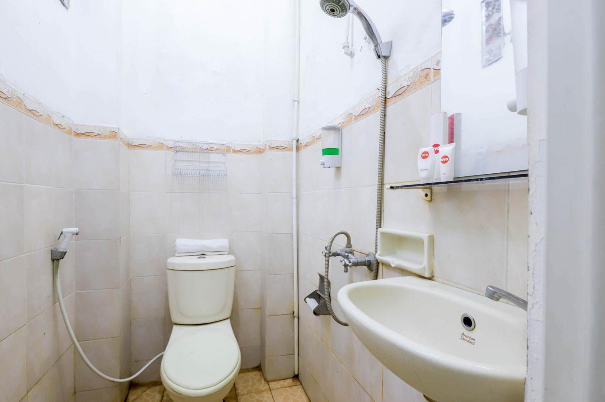 Oyo 1111 Pasar Baru Inn Giacarta Esterno foto