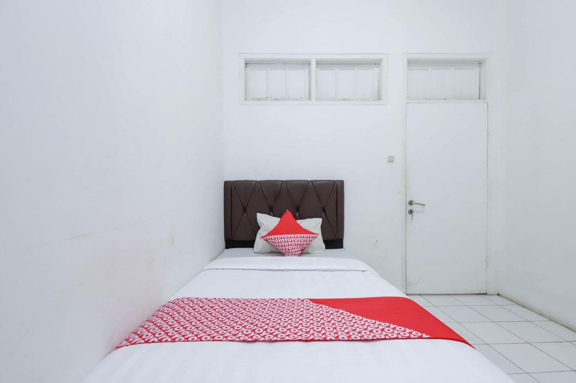 Oyo 1111 Pasar Baru Inn Giacarta Esterno foto