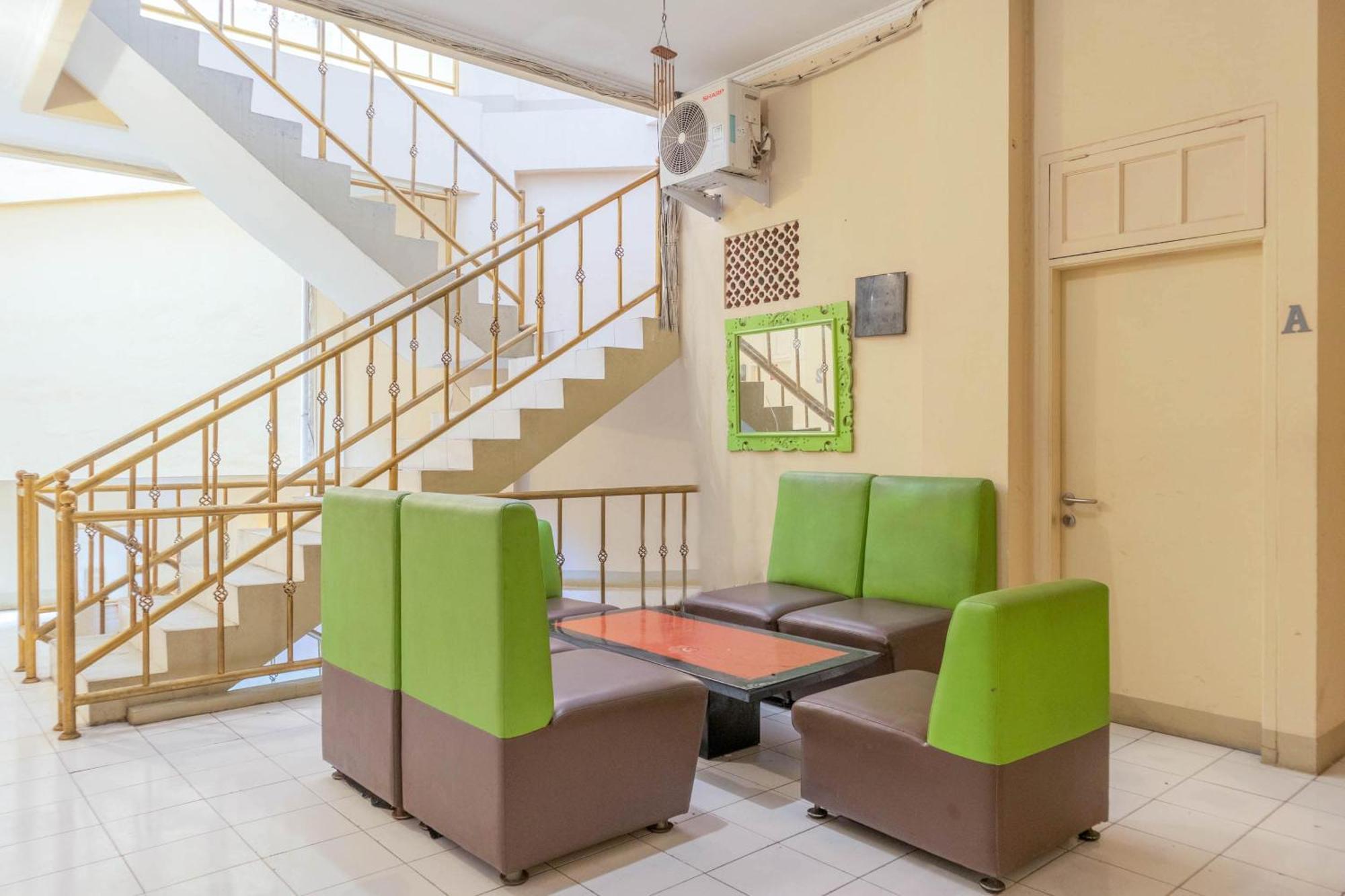 Oyo 1111 Pasar Baru Inn Giacarta Esterno foto